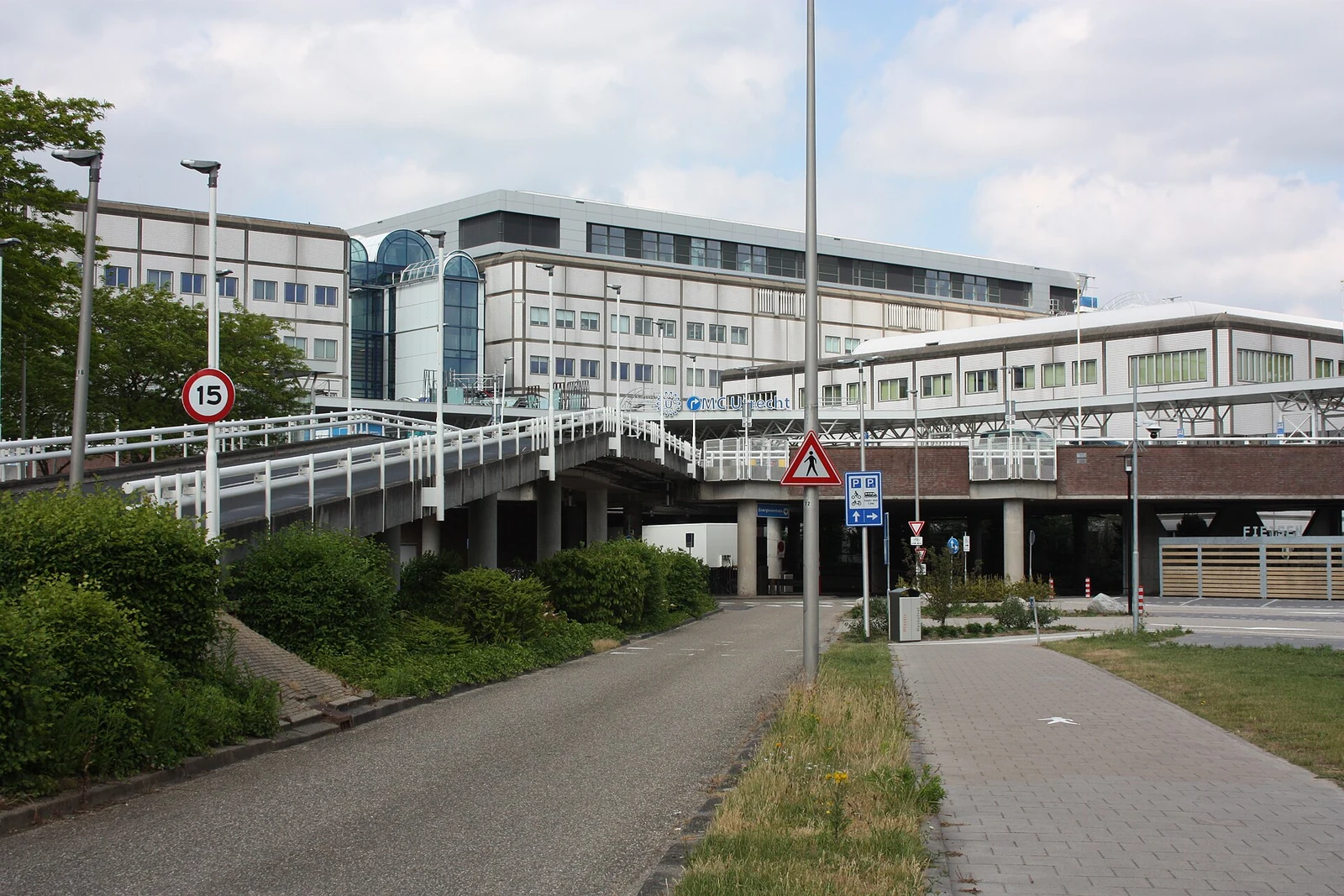 University Medical Center Utrecht 建筑入口与前方道路
