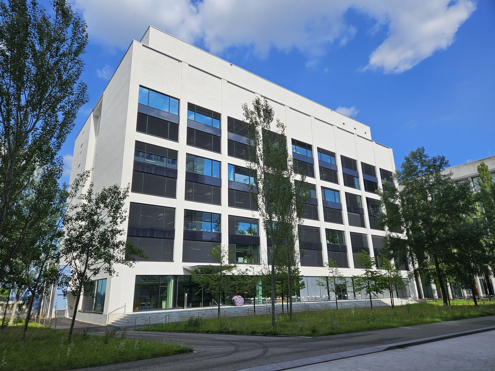 Friedrich Miescher Institute 园区建筑、前方绿地与树木