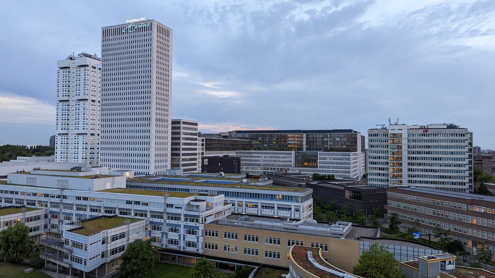 Erasmus MC 园区建筑群及标有 Erasmus MC 的高层楼宇