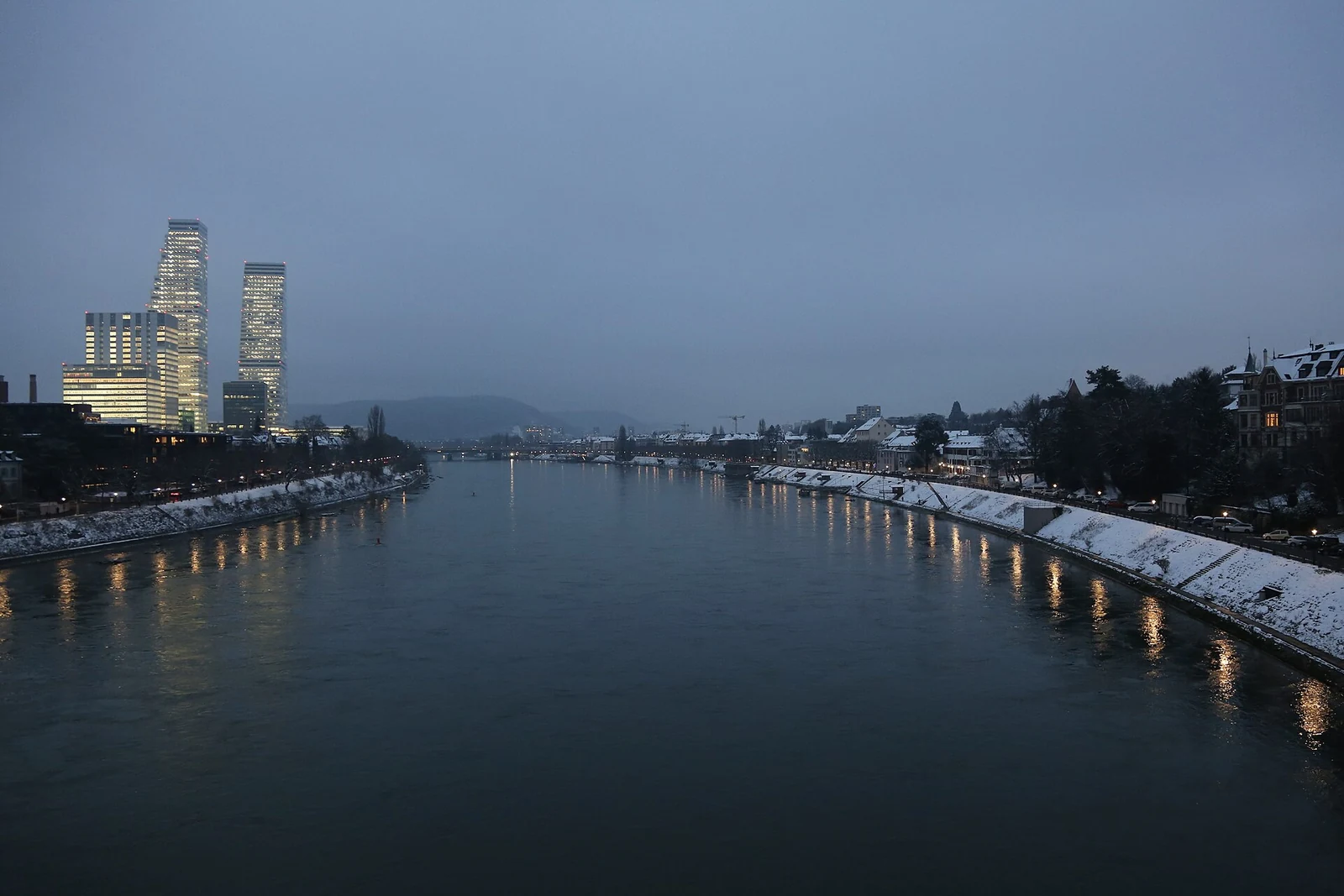Basel Roche Towers 与 Rhine 河畔夜景