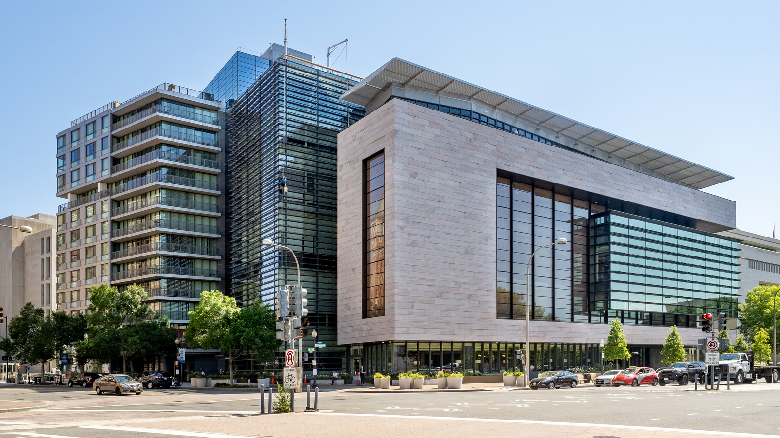 约翰斯·霍普金斯大学 Bloomberg Center 外观与华盛顿街道