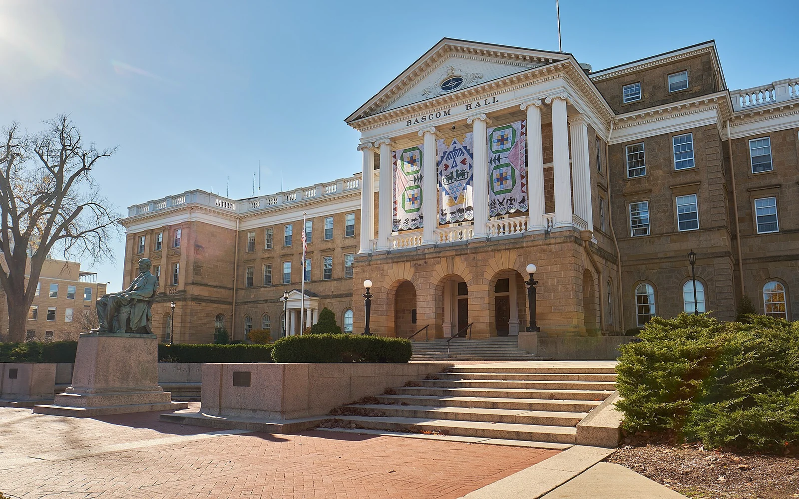威斯康星大学麦迪逊分校 Bascom Hall 与前方台阶