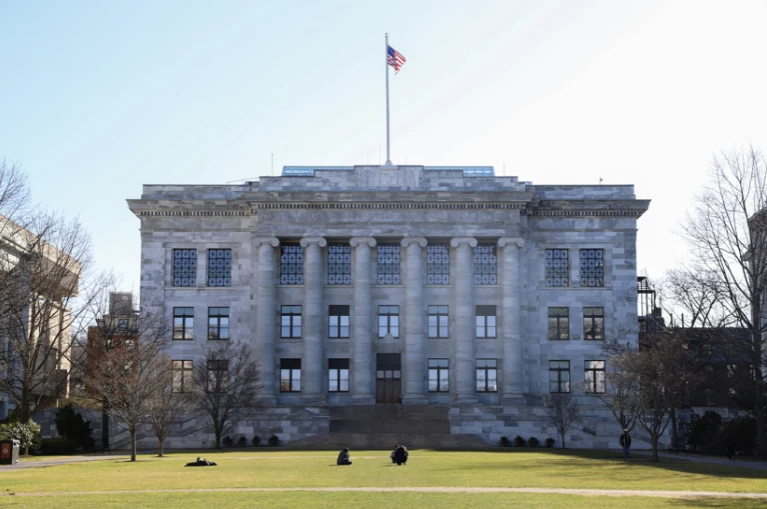 Harvard Medical School 校园建筑与前方草坪