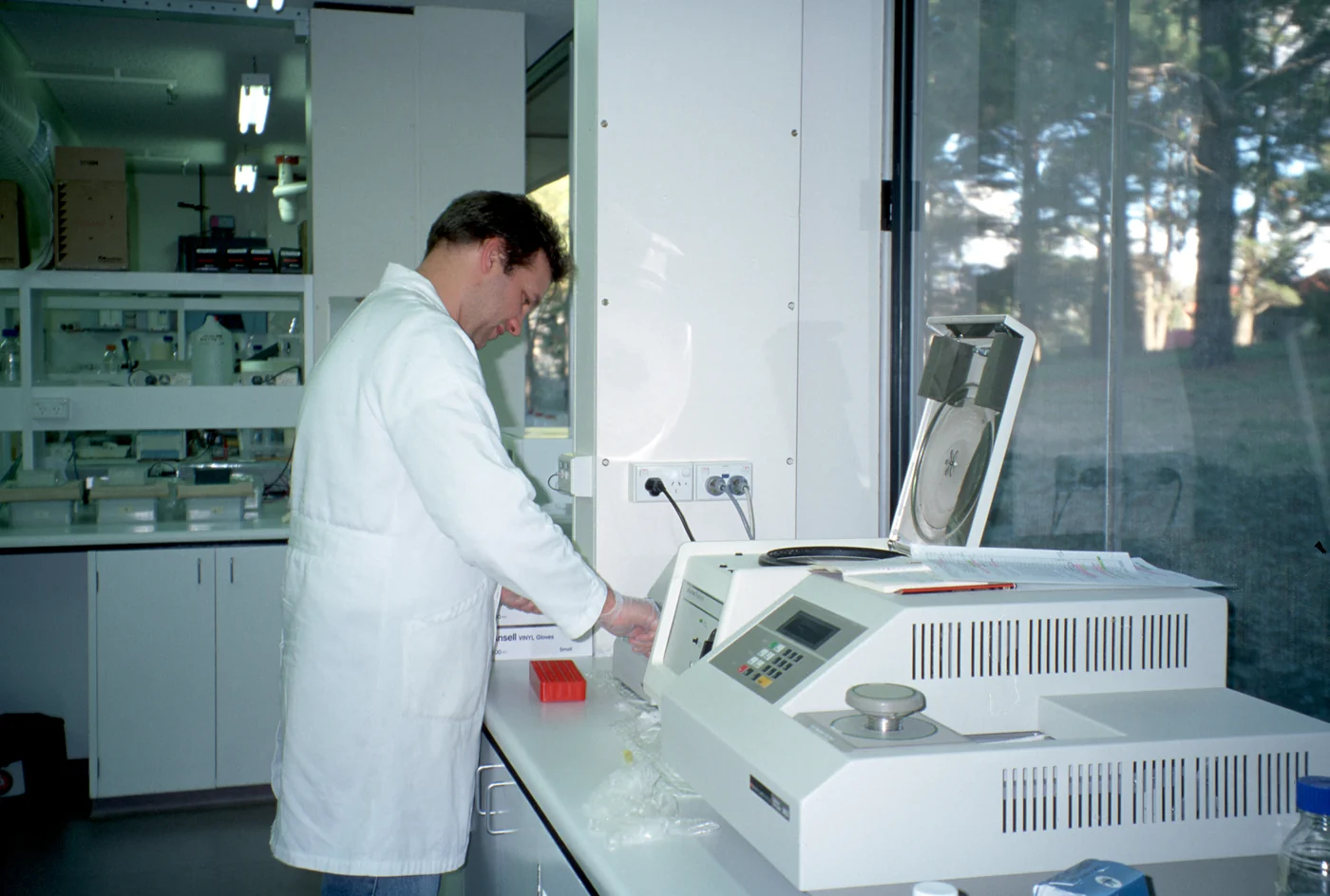 遗传学实验室中的 PCR 设备。
