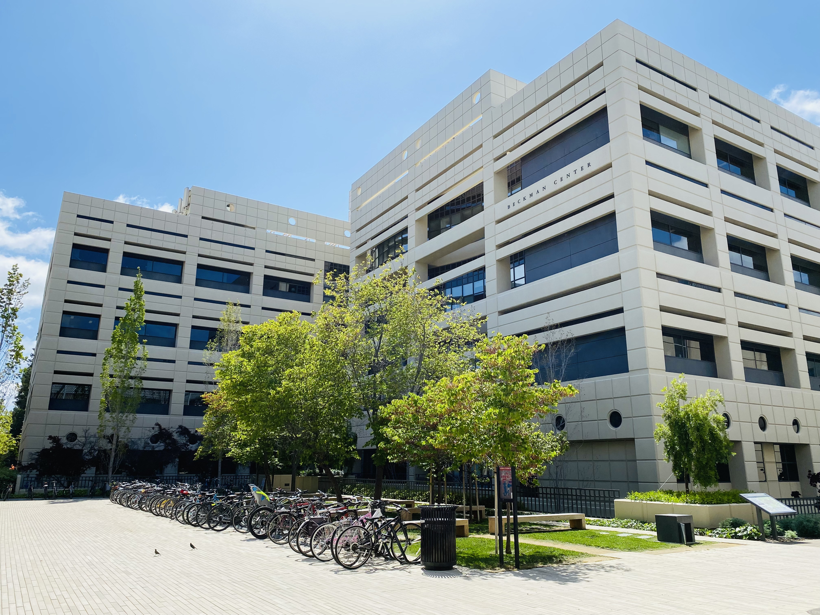斯坦福 Beckman Center 楼宇与前方自行车区