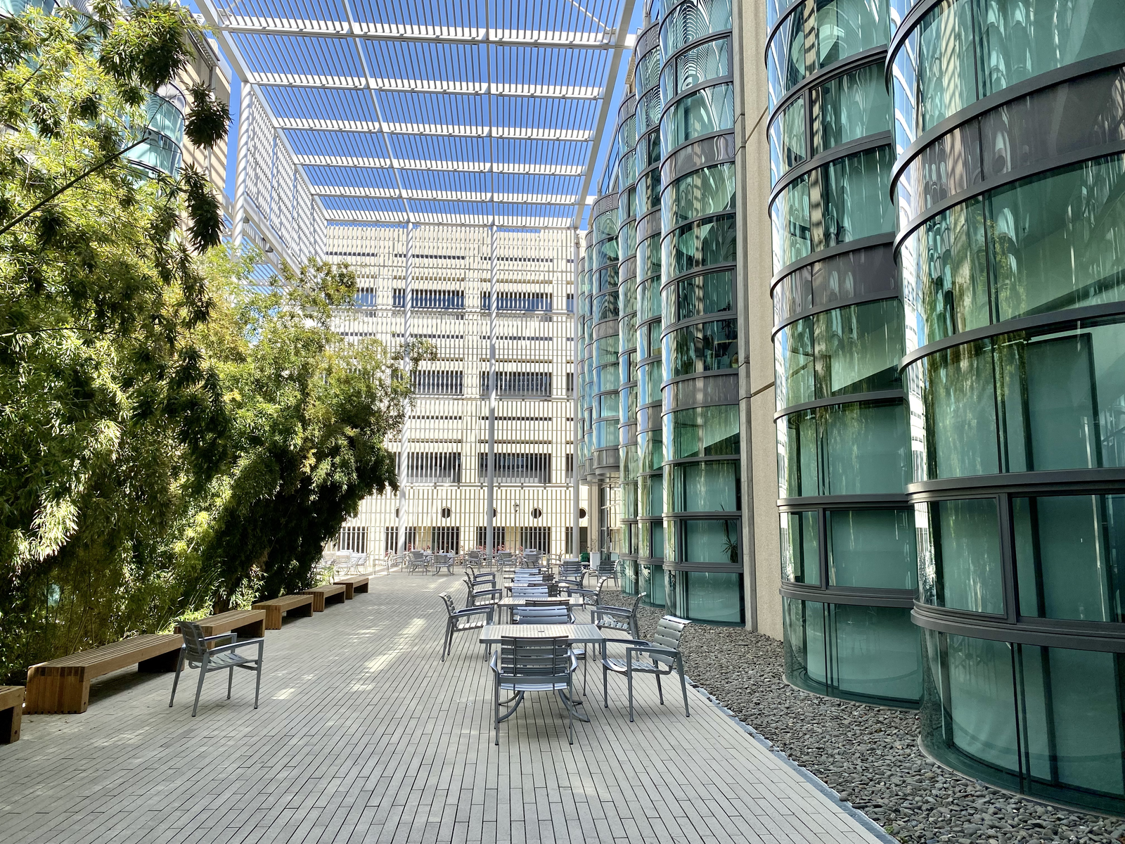 Stanford CCSR 面向 Beckman Building 的外观与露台