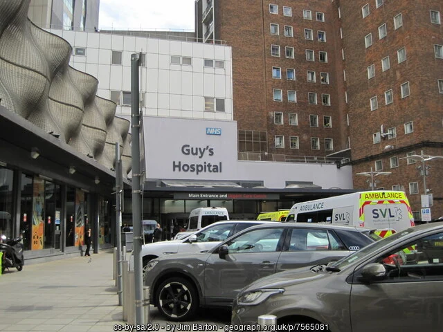 Guy’s Hospital 入口、招牌与门前街道