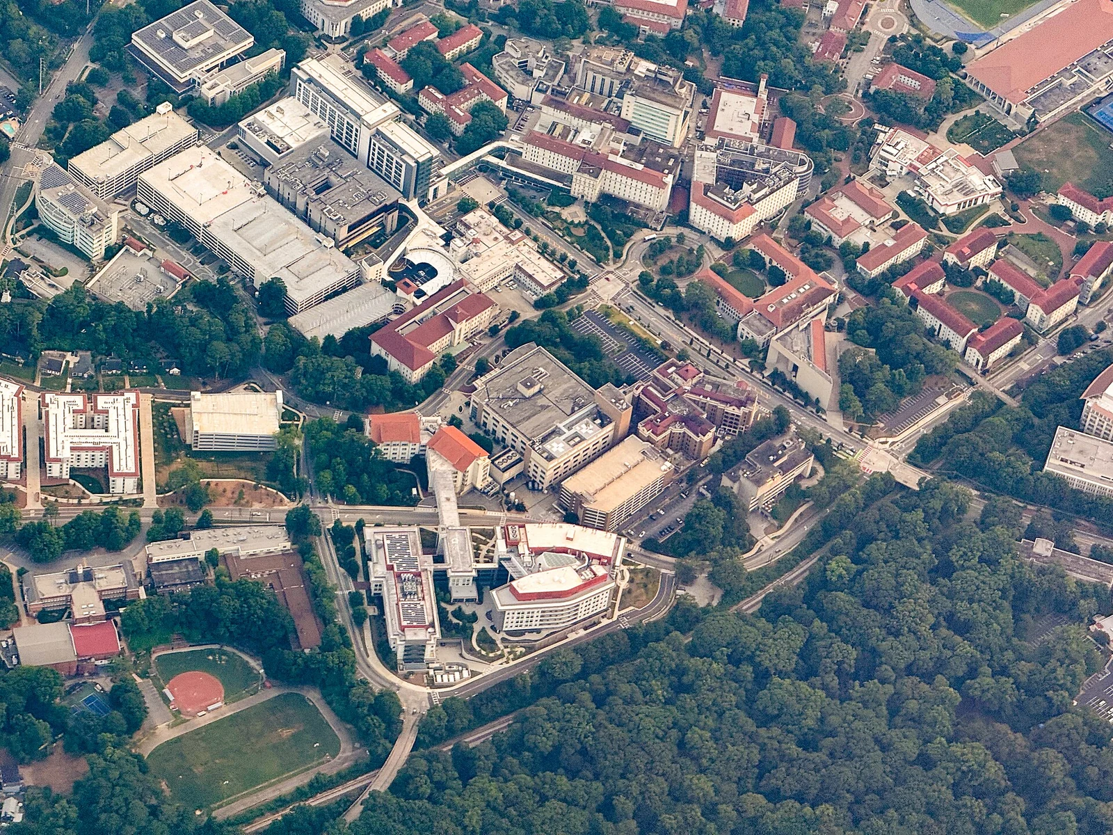Emory University 校园的航拍照片