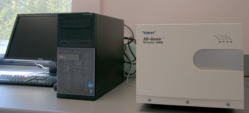 用于基因表达分析的 TORAY 3D-Gene 扫描仪和数据处理电脑。