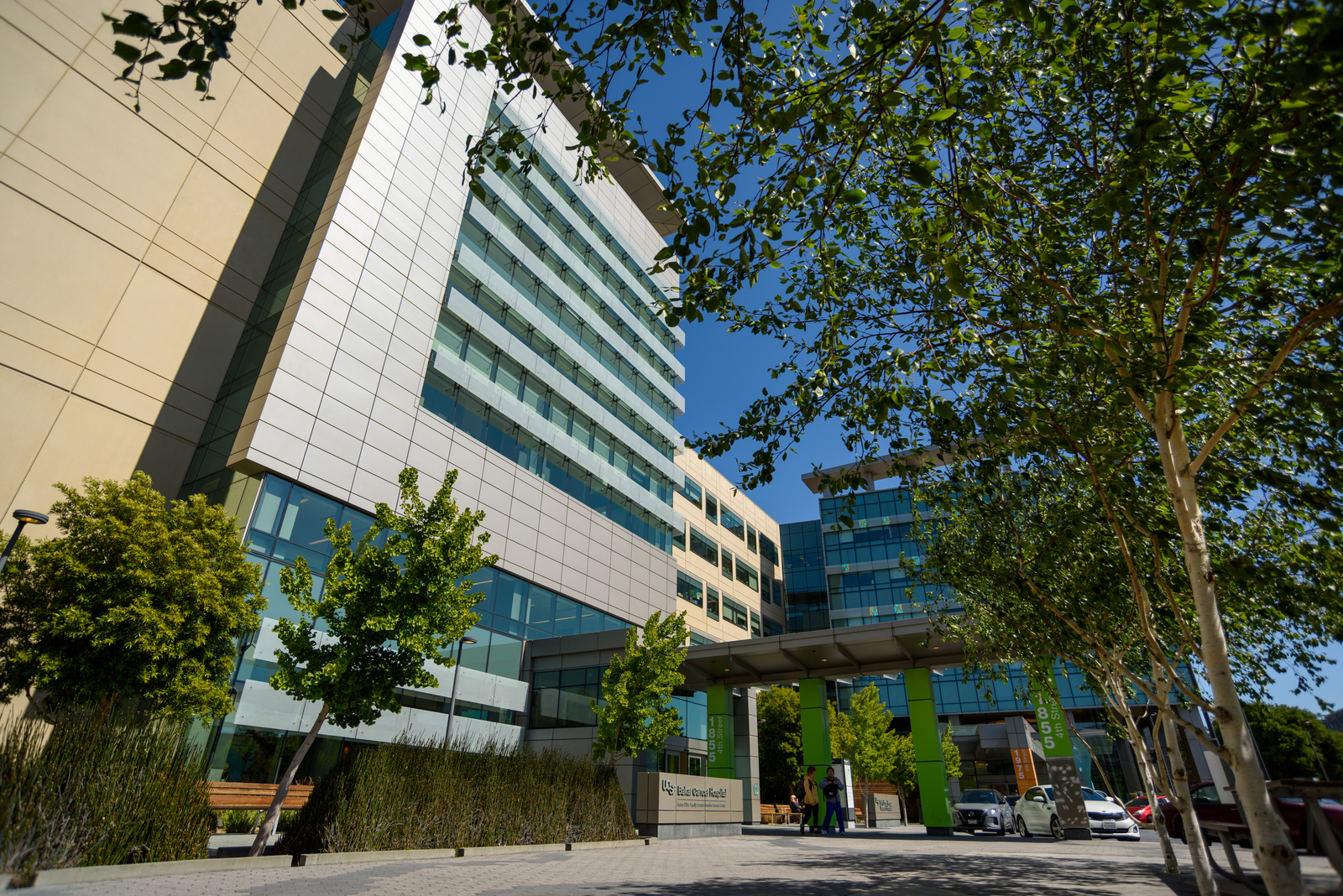 UCSF Mission Bay 医疗中心建筑、树木、入口与前方行人
