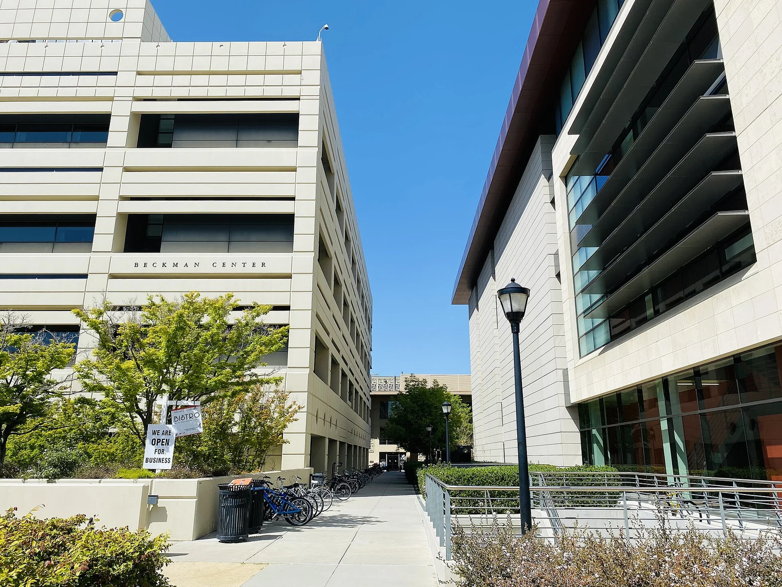 Stanford 医学院研究建筑之间的校园通道
