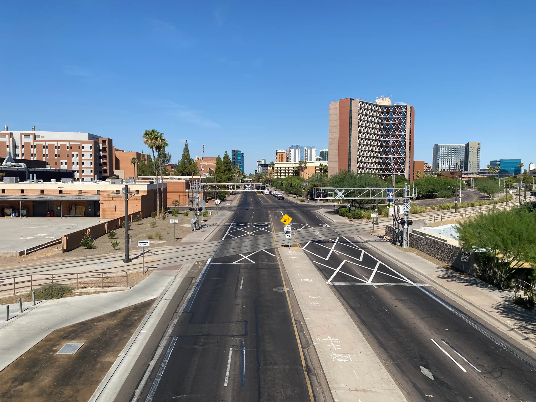 亚利桑那州立大学校园及 University Drive，2023 年。