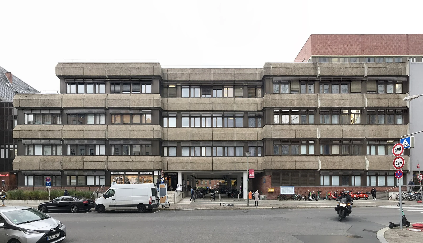 Charité Campus Mitte 的建筑与街景