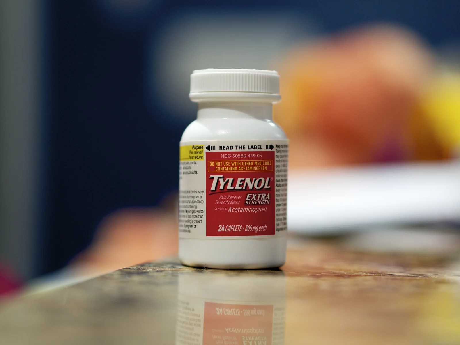 标签写有 Tylenol 和 Acetaminophen 的白色对乙酰氨基酚药瓶。