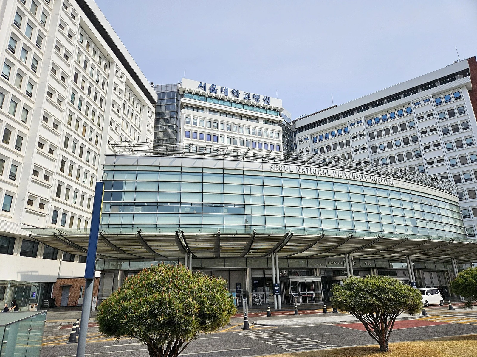 首尔大学医院入口与建筑立面