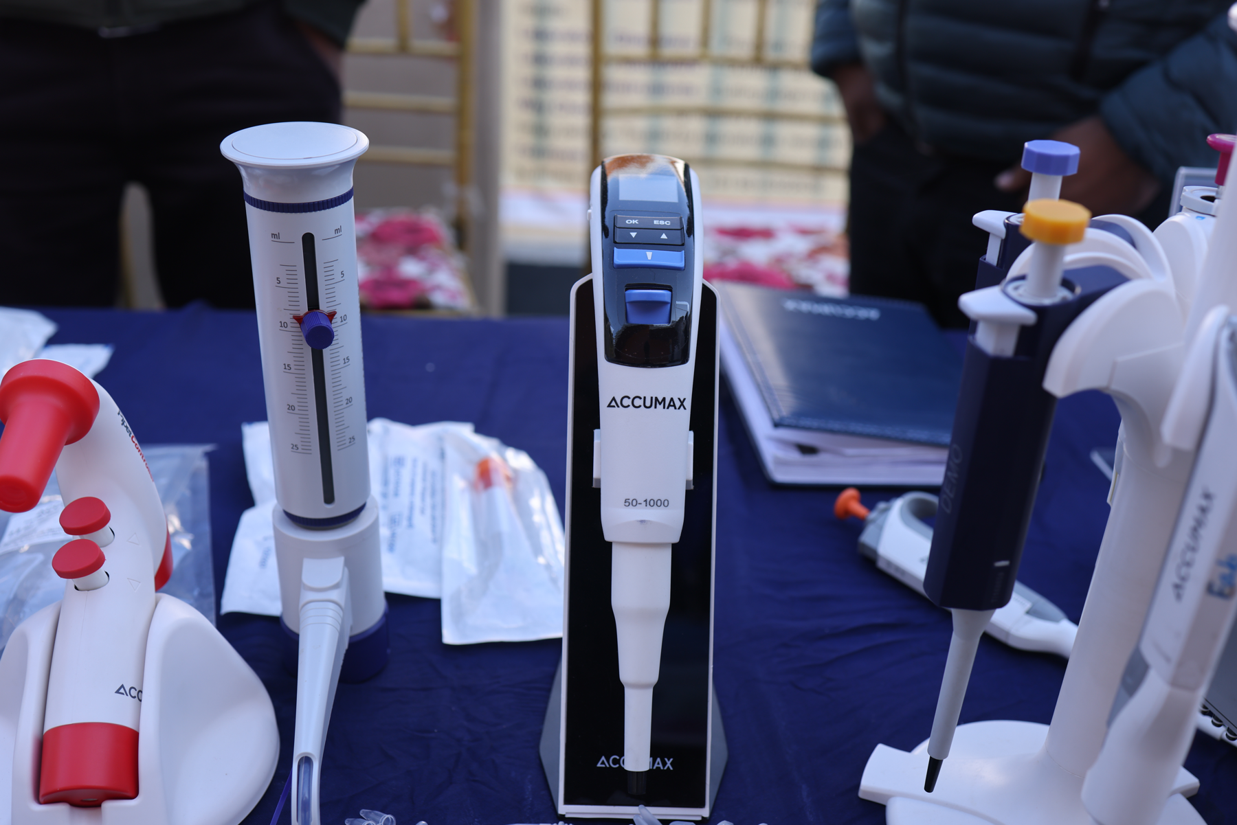充电支架上的电子移液器。