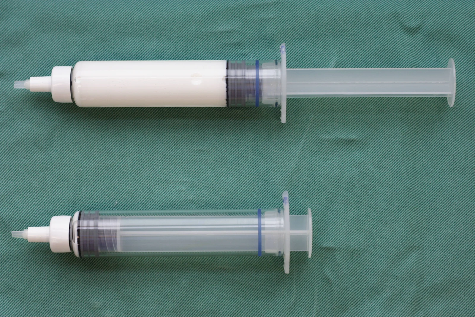 丙泊酚预装注射器与空注射器。