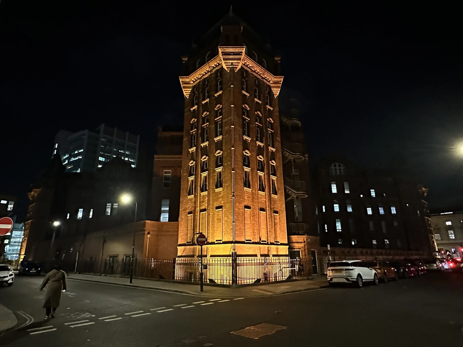 UCL Cruciform Building 夜景,2025 年