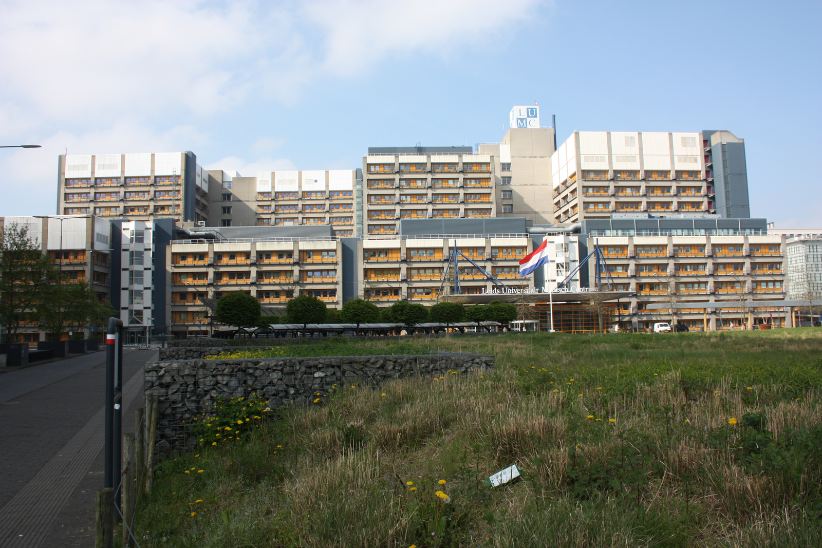 莱顿大学医学中心的楼宇、荷兰国旗与入口前草地