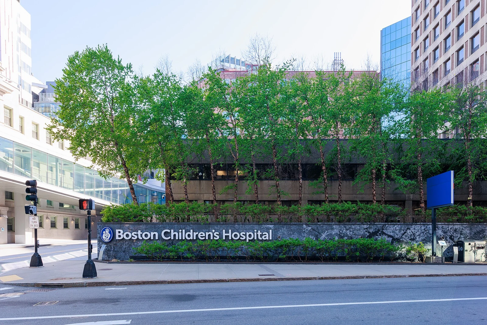 Boston Children’s Hospital 建筑墙面及机构标识