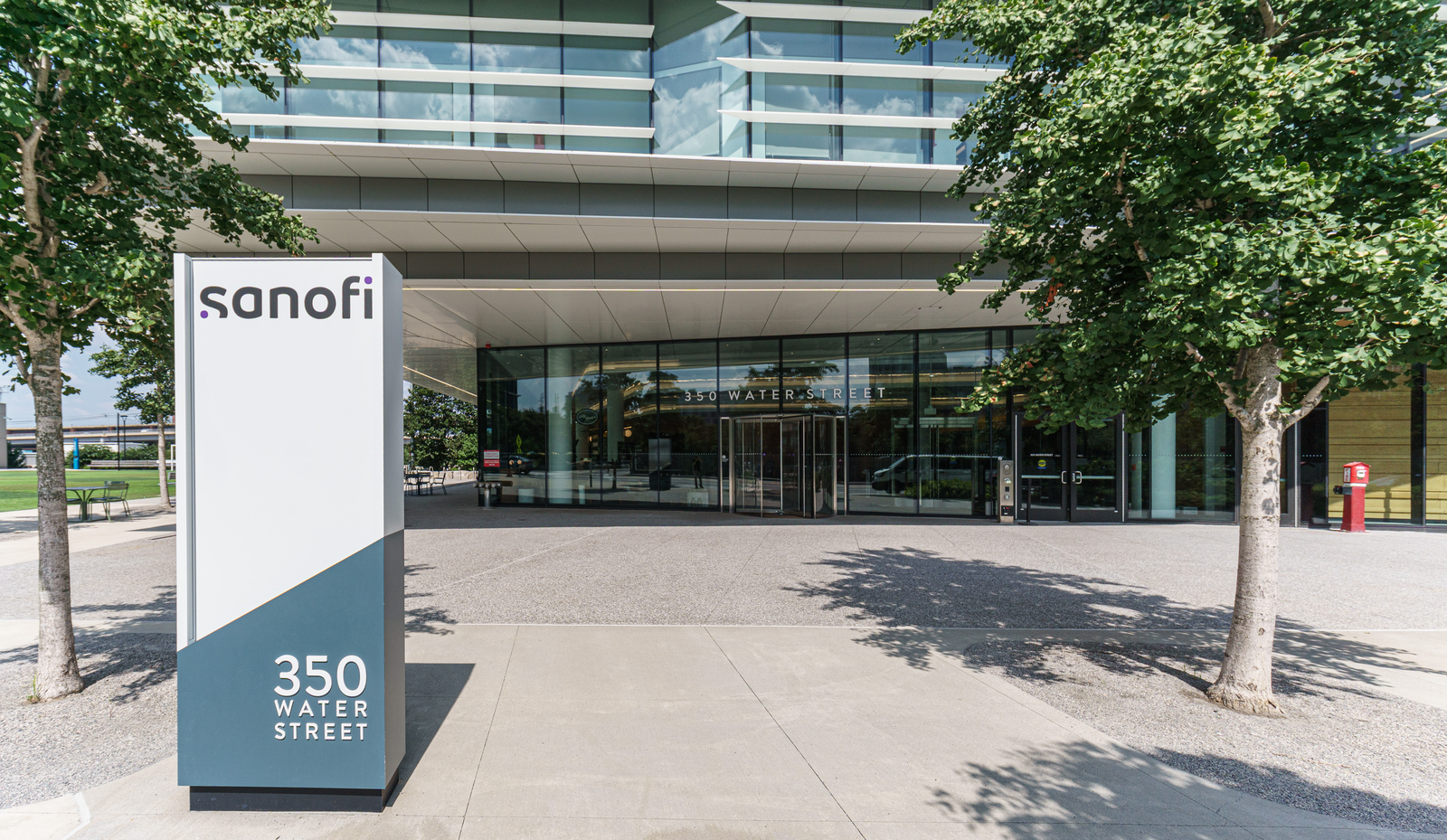 Sanofi 350 Water Street 楼宇入口及门前标识