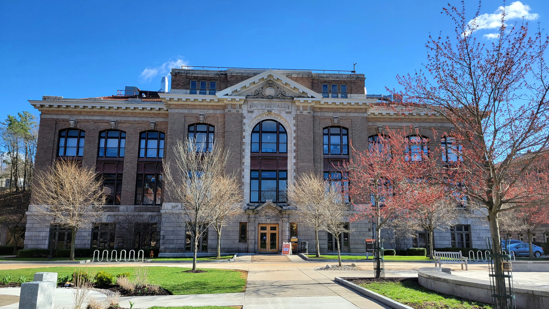 Syracuse University Bowne Hall 的校园建筑横照