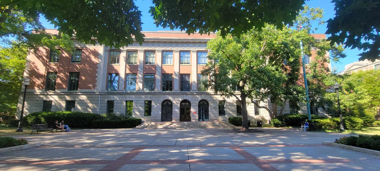 俄亥俄州立大学 Bricker Hall 南立面及前方树木
