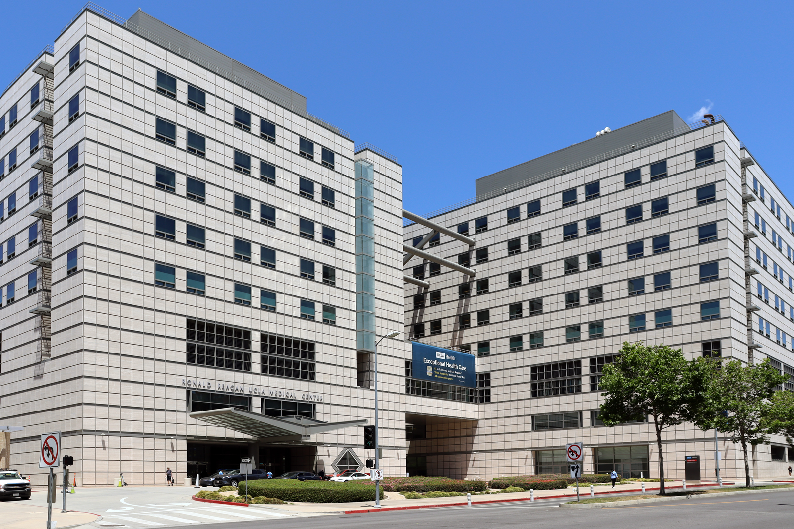 Ronald Reagan UCLA Medical Center 外观与前方道路