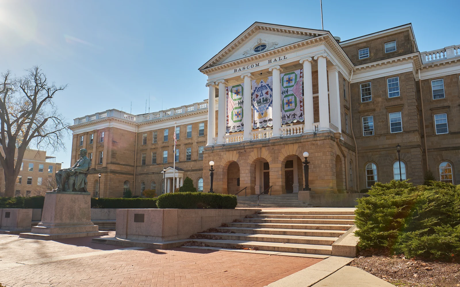 威斯康星大学麦迪逊分校 Bascom Hall 建筑与台阶
