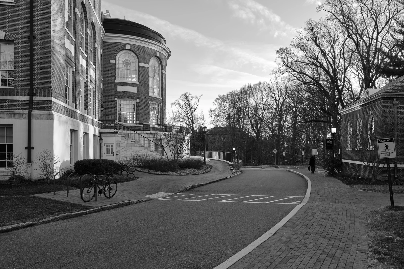 约翰斯·霍普金斯大学 Homewood 校区的道路与砖建筑。