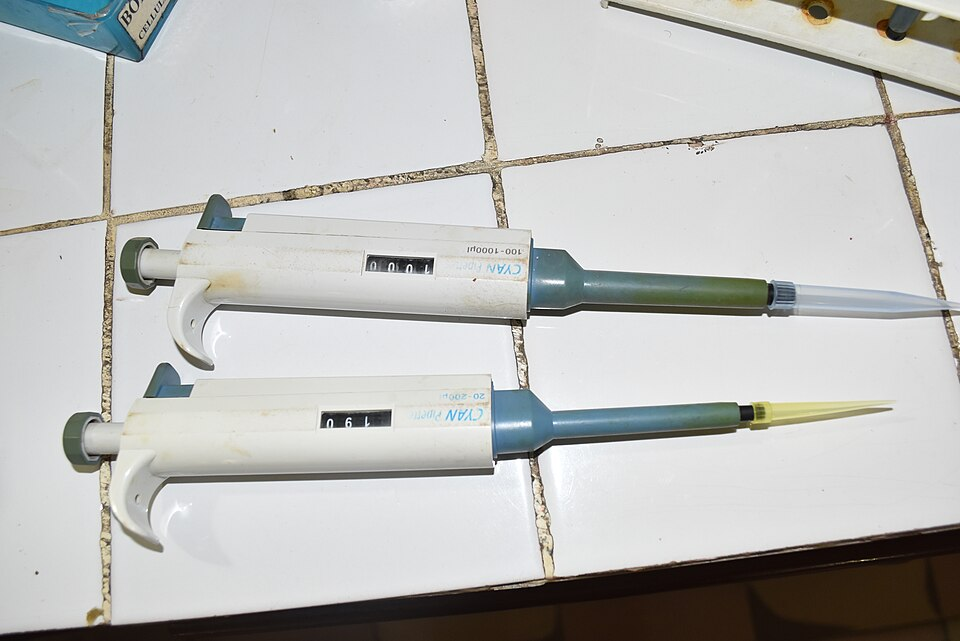 实验室使用的微量移液器。